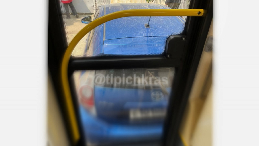 В Краснодаре пассажиры трамвая вручную отодвинули автомобиль, припаркованный посреди рельсов