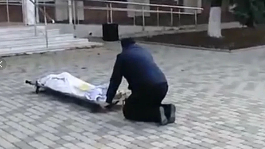 Сотрудник ритуального агентства ответит в суде за инцидент с телом мертвой женщины у мэрии Тимашевска