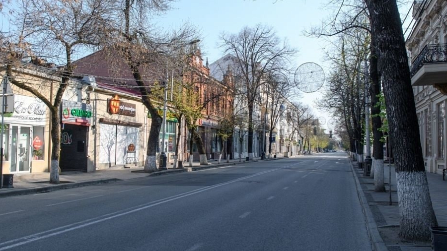 «Забитые пешеходами тротуары»: жителя Краснодара возмутила закрытая для горожан на ковидные выходные улица Красная