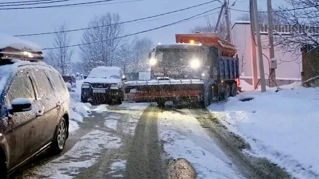 Шторм накрыл Сочи: поваленные деревья, оборванные провода и снежный хаос в горах