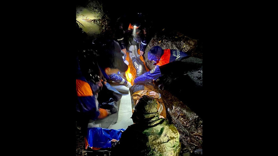 В Краснодарском крае спасатели ночью нашли в лесу девушку с многочисленными травмами