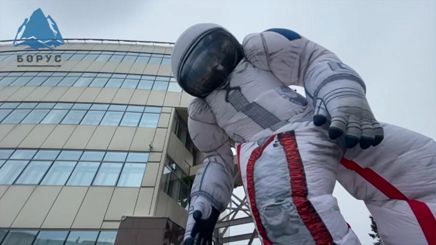 Мощный ветер сдул гигантского надувного космонавта, установленного в Красноярске (ВИДЕО)