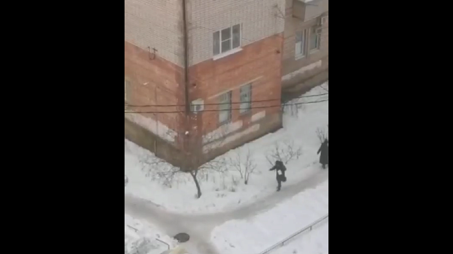 «Горслужбы сказали, что тут асфальт»: ледяной «каток» у поликлиники №17 в Краснодаре возмутил горожан