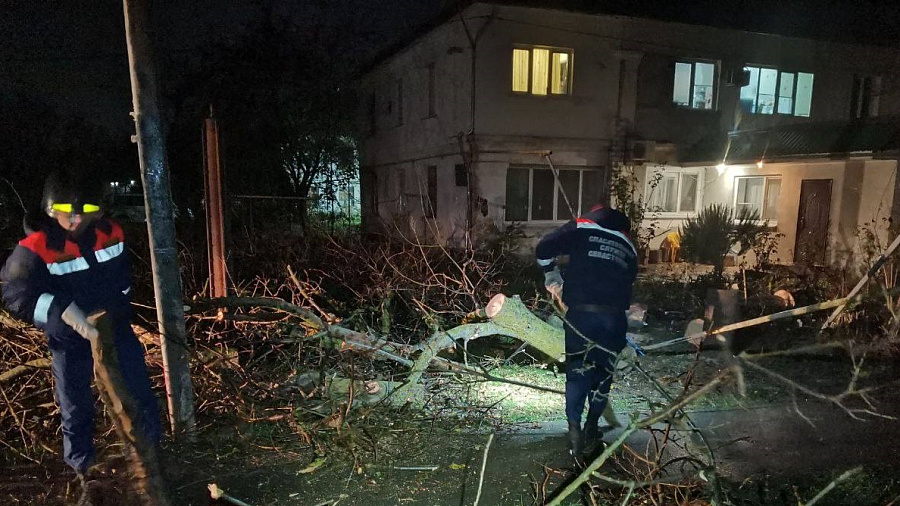 Сильнейший ураган обрушился на Краснодарский край и Крым