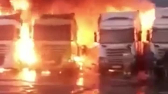 Появилось видео с горящими фурами на парковке под Новороссийском 
