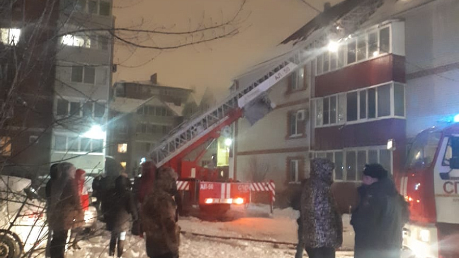 30 человек эвакуировали из многоквартирного дома в Краснодаре из-за загоревшейся мансарды
