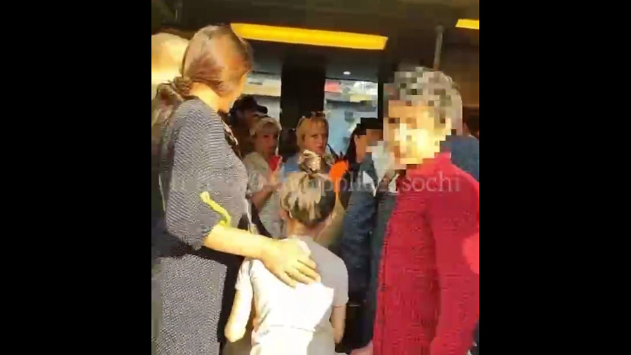 В Сочи полиция проводила на электричку детей, ночевавших под пальмами, и возбудила дела в отношении их матерей