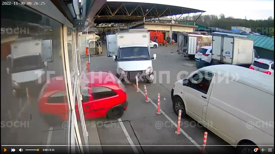 Камера сняла на видео, как женщина на иномарке разгромила торговый павильон в Сочи