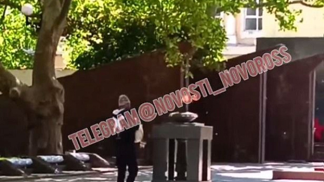 Полиция ищет мужчину, прикурившего сигарету от Вечного огня в Новороссийске