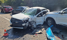 Водитель BMW вылетел на «встречку» и столкнулся с пятью машинами на трассе Джубга – Сочи