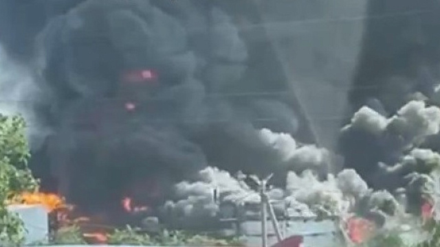 Мощный пожар на складах в Краснодаре сняли на видео