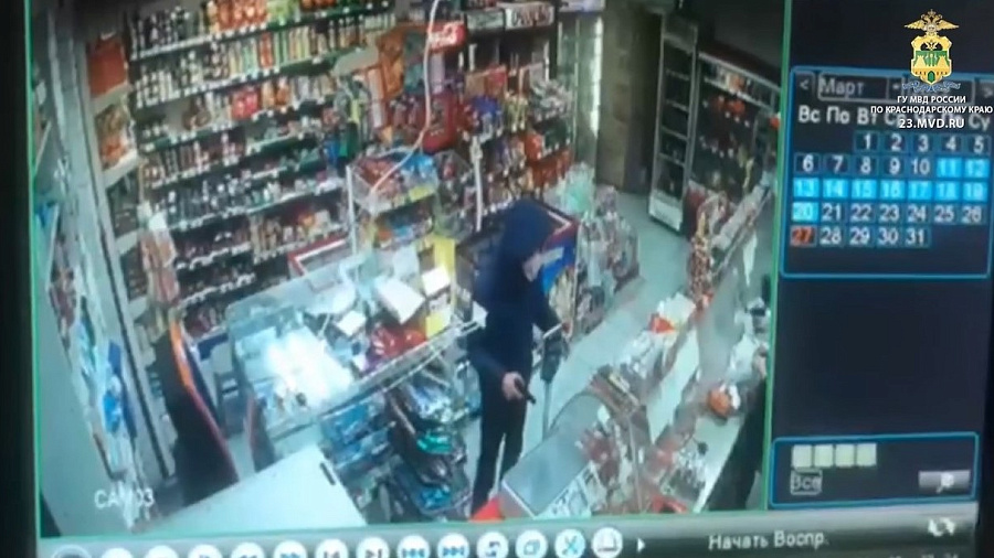Робкий преступник с пистолетом не смог ограбить магазин в Краснодарском крае
