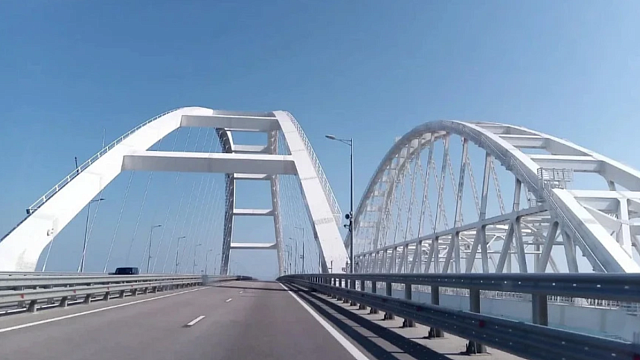 Полтысячи машин ожидают проезда по Крымскому мосту