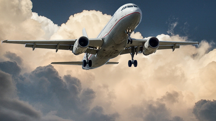 Два самолета, летевшие в Сочи, изменили курс из-за появления в небе неопознанного воздушного судна