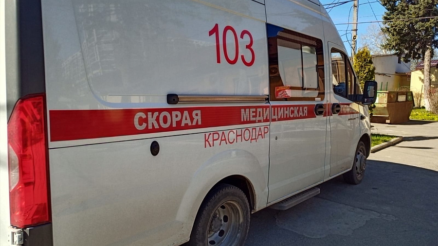 В Краснодаре 2-летний малыш выпал из окна и выжил