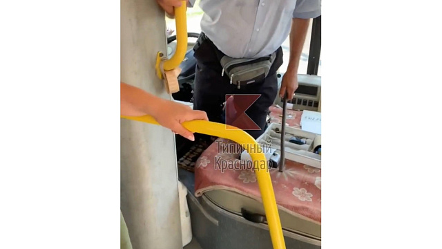 В Краснодаре водителя маршрутки, угрожавшего пассажирам монтировкой, уволили на следующий день