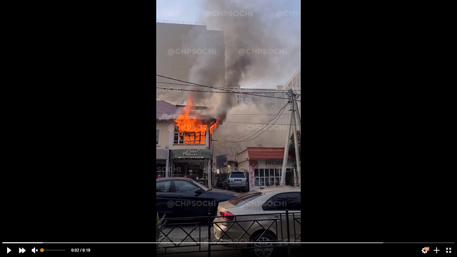 Очевидцы сняли на видео горящий жилой дом в Сочи