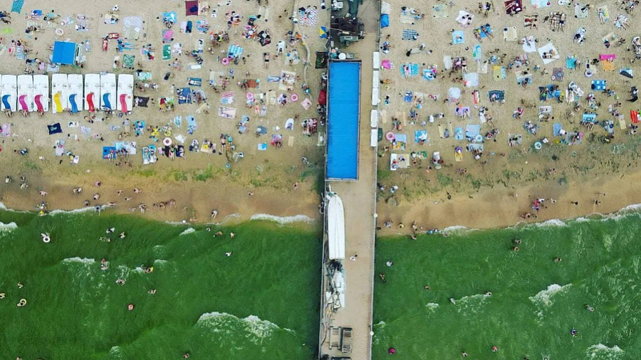 Изумрудное море у берегов Анапы сняли на камеру с высоты птичьего полета