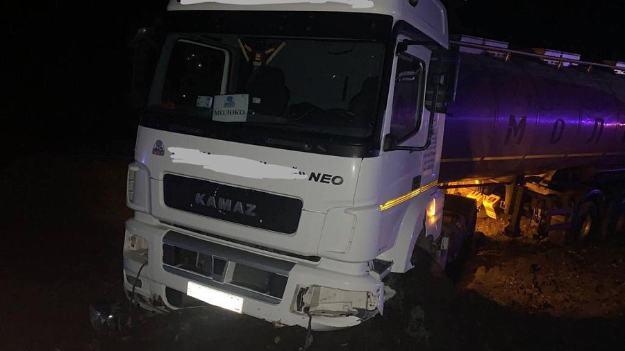 На Кубани 25-летний водитель иномарки погиб при лобовом столкновении с КамАЗом