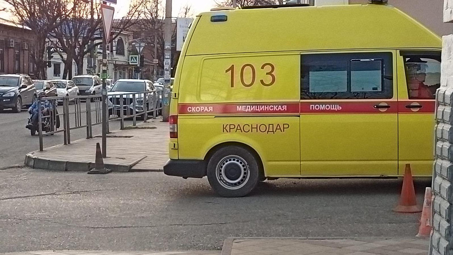 В Краснодаре 7-летнюю девочку госпитализировали с подозрением на перелом позвоночника после ДТП на Ростовском шоссе