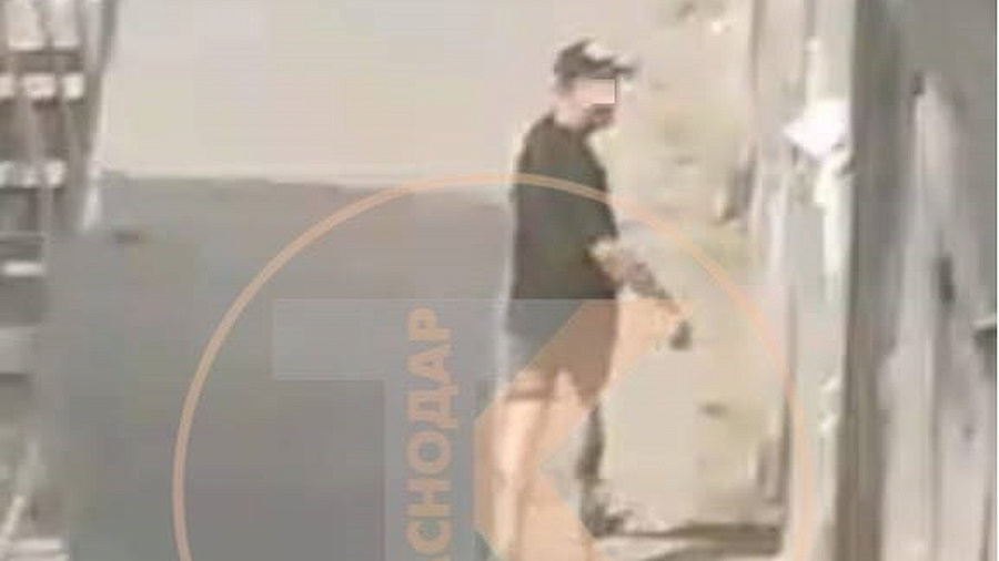 Опасный мужчина с татуировками и бородой терроризирует женщин и детей в Краснодаре