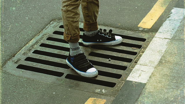 Как в фильме ужасов. Женщину смыло в ливневку во время «потопа» в Новороссийске