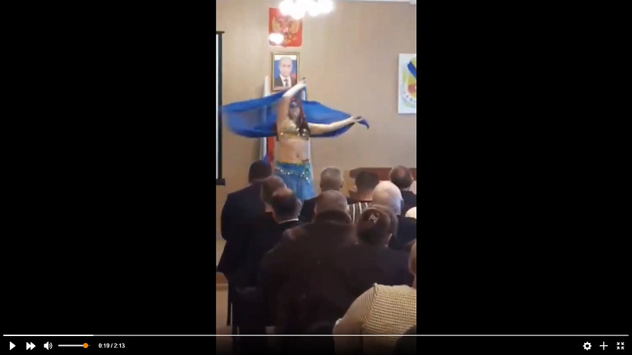 В Сети бурно обсуждают скандальное видео с танцем живота перед чиновниками Крыма