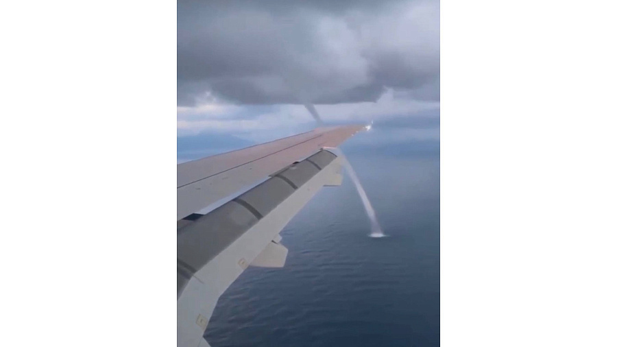 В Сочи смерч над морем рядом с летящим самолетом попал на видео