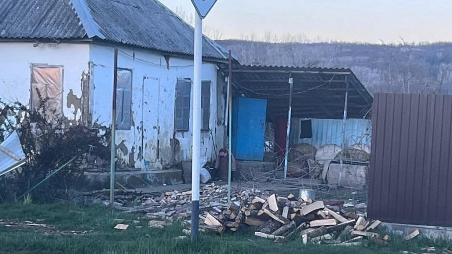 В Апшеронском районе многодетная семья живет в доме без окон, воды и света