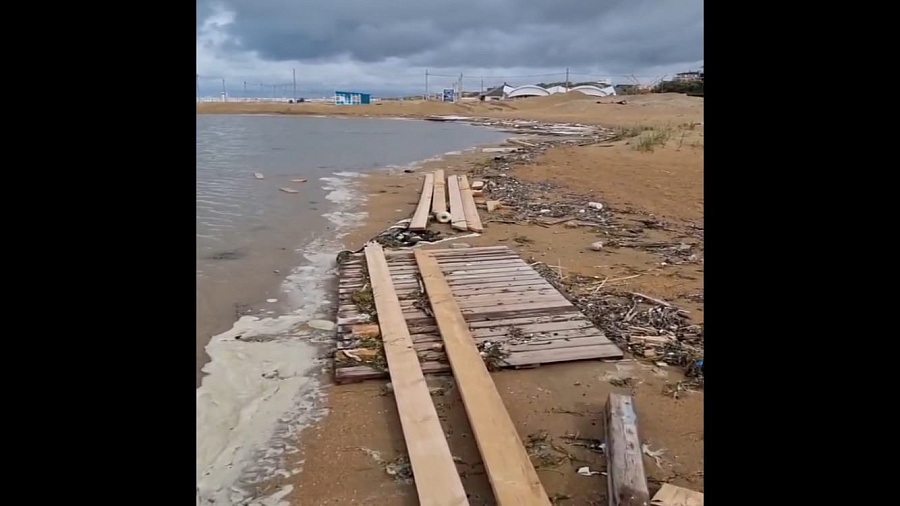 «Космический ужас!»: в Анапе шторм затопил центральный пляж и разрушил деревянную набережную (ВИДЕО)
