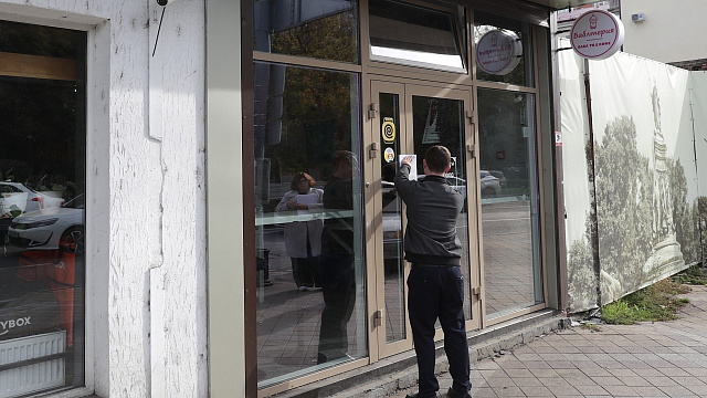 В Краснодаре с декабря начнется массовый демонтаж неугодных вывесок