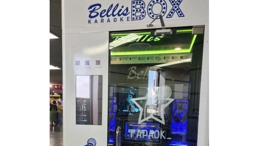 В аэропорту Сочи установили мобильную караоке-будку