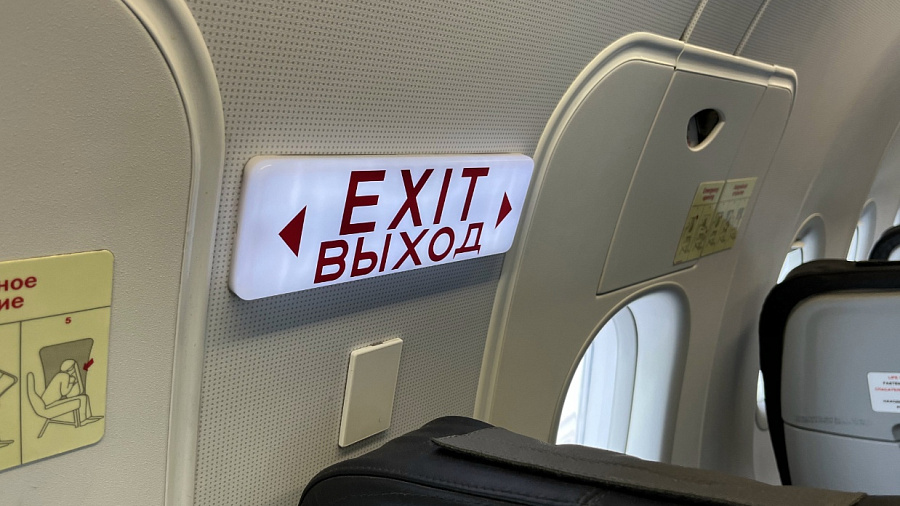 В Сочи у самолета во время взлета не закрылись шасси