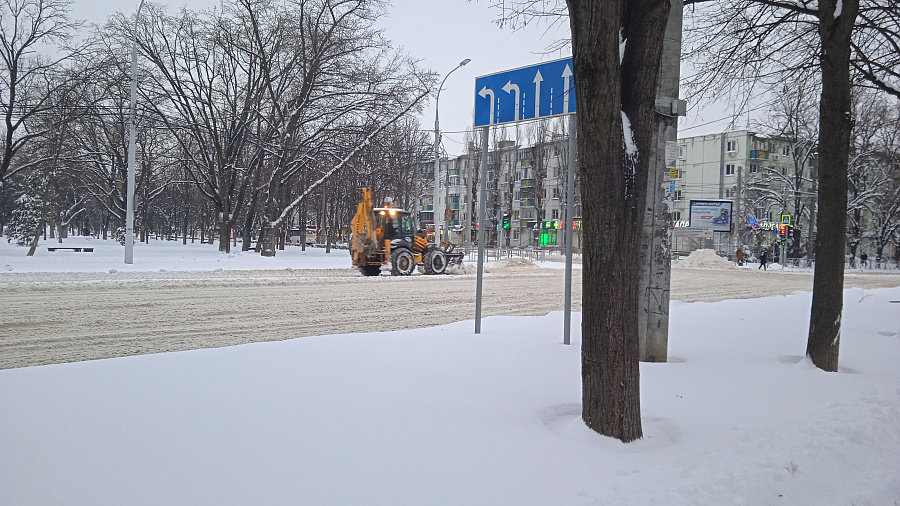 На дорогах Краснодарского края продолжается борьба с погодной стихией