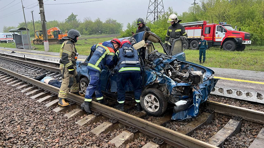 Три человека погибли при столкновении легковушки с поездом «Адлер-Нижневартовск»