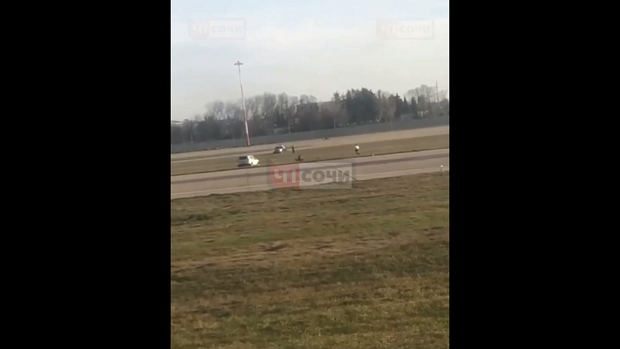 Охрана аэропорта Сочи ловила мужчину, бегающего по взлетно-посадочной полосе, и попала на видео