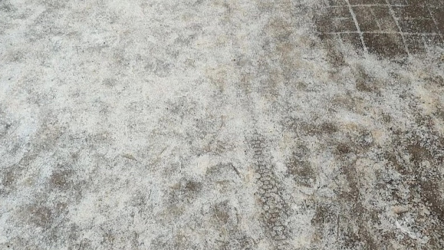 Власти Краснодара раздают советы по скользящим шажкам вместо обработки тротуаров