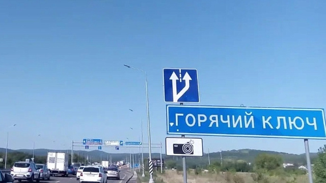 Туристы застряли в 11-километровой пробке по дороге к морю у Горячего Ключа