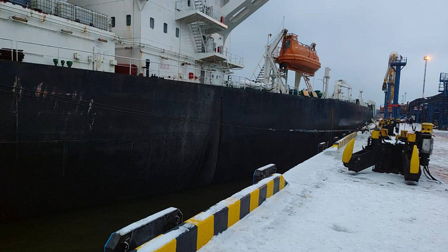 На Сахалине и в Ленобласти сели на мель сухогруз и танкер, перевозившие нефтепродукты