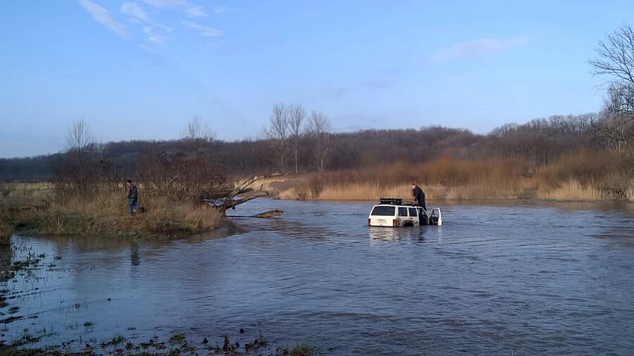 В Краснодарском крае водитель утопил свой внедорожник, пытаясь проскочить переправу