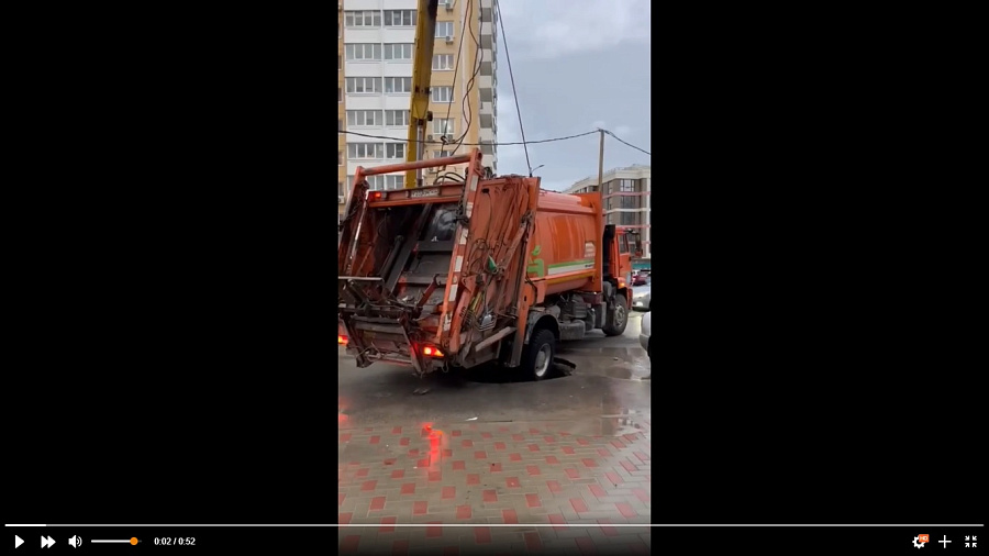 Провалившийся под асфальт мусоровоз в Новороссийске попал на видео