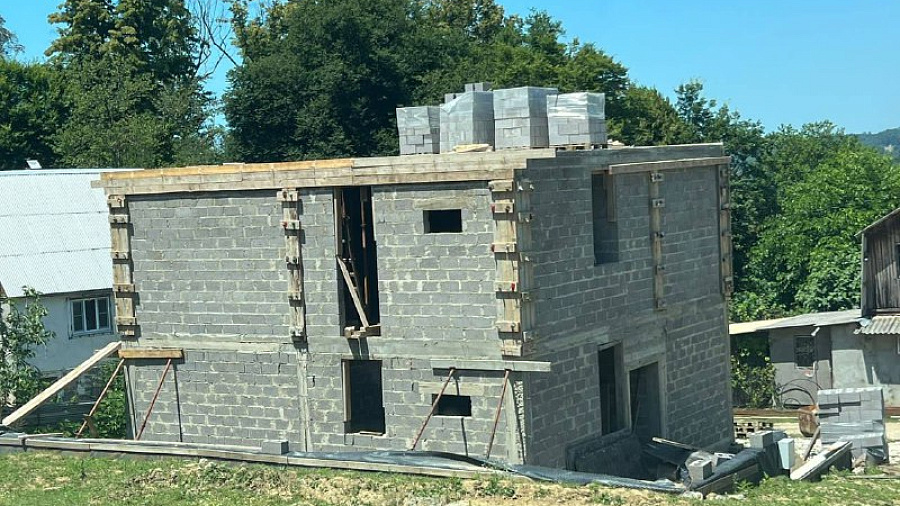 В Сочи в Адлерском районе строили дом без разрешения