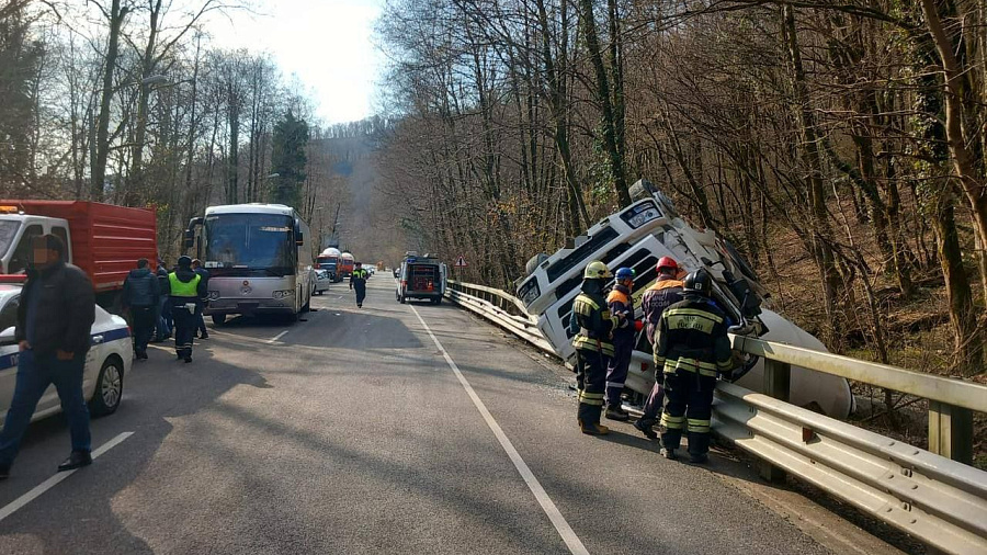 В Сочи произошло смертельное ДТП с участием автобуса и грузовика 