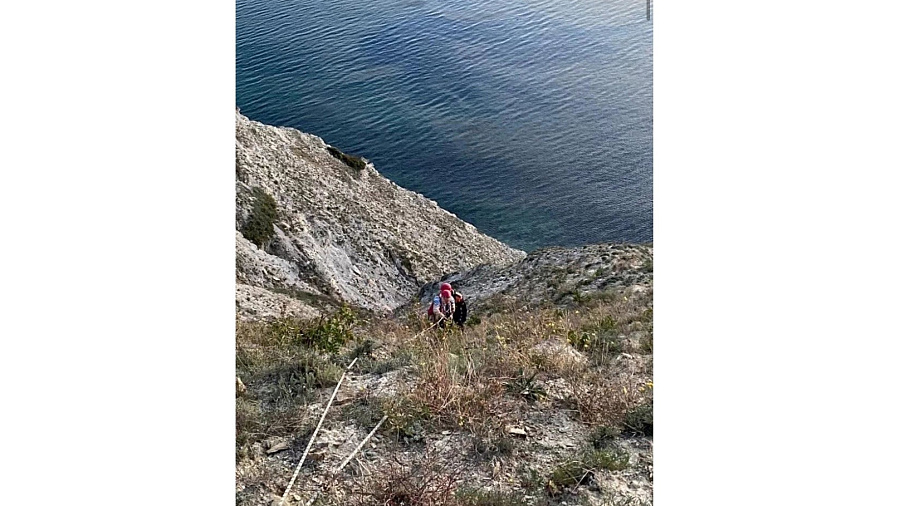 В Анапе спасатели помогли девушке, застрявшей на скале