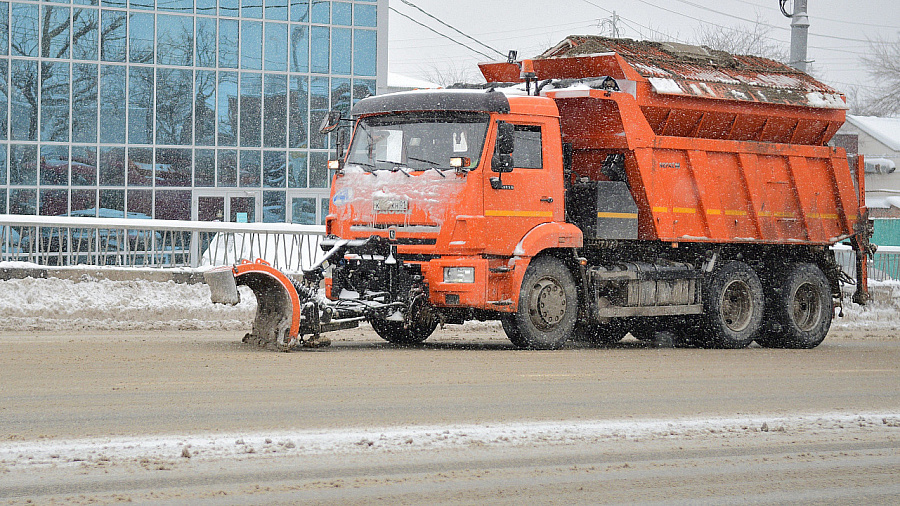В Краснодаре за сутки для обработки городских дорог использовали 160 тонн противогололедных материалов