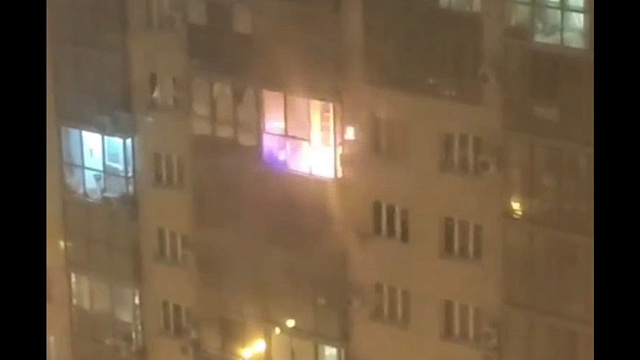 В Краснодаре любители шашлыков разожгли костер на балконе. Видео