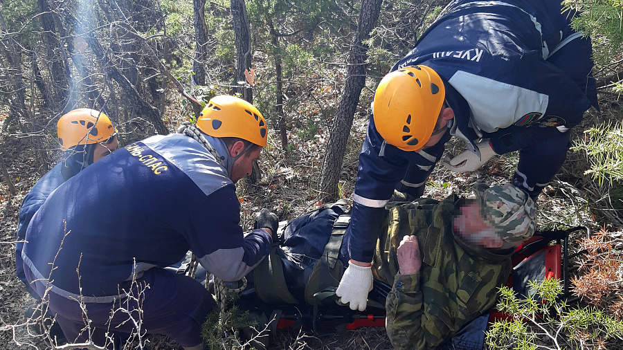 В Геленджике спасатели помогли 72-летнему мужчине, у которого отказали ноги во время прогулки