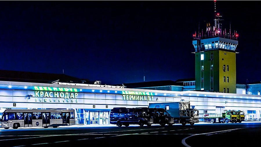Снегопад парализовал работу аэропорта Краснодара. Задержаны и отменены десятки рейсов