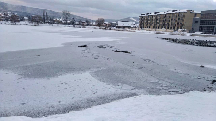  В Горячем Ключе гулявшая по замерзшему озеру компания провалилась под лед, есть погибший