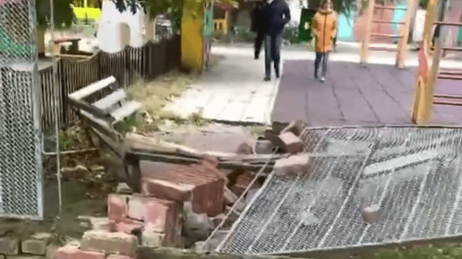 В Краснодаре из-за сильного ветра обрушился забор в детском саду